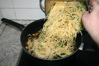 36- Add pasta & peas to pan / Nudeln & Erbsen in Pfanne geben
