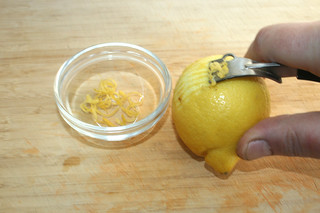 08 - Zest lemon peel / Zitronenschale abreiben
