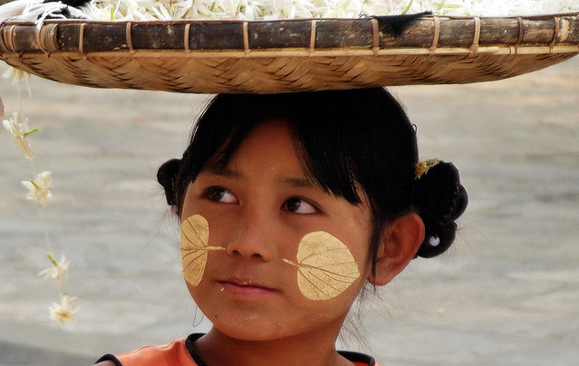 MYANMAR, Burma -  Mandalay , rund um die Kuthodaw-Pagode,  little  girl mit Thanaka-Bemalung  , 78632/20372