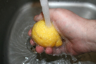 07 - Wash lemon with hot water / Bio-Zitrone heiß waschen