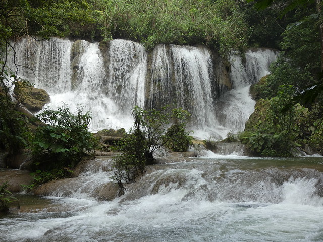 Cascada de las golondrinas en la Selva Lacandona (Chiapas, México)
