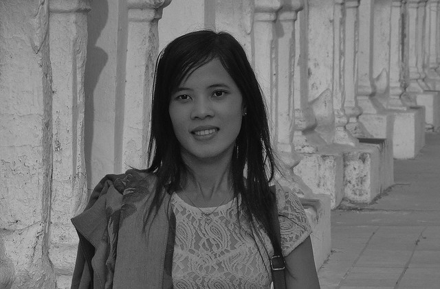 MYANMAR, Burma -  Mandalay , rund um die Kuthodaw-Pagode,  girl zwischen Stupas  , 78630/20370
