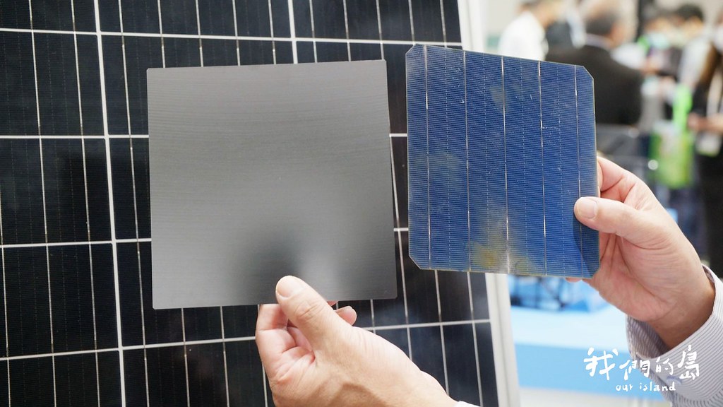 淘汰的太陽能板如果能夠將其中的矽晶片完整回收（左），就可以減少製程中的高碳排。