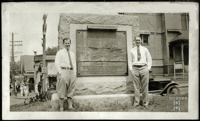 ArchivTappen26Album15w682 Männer, Gloucester MA, Spanish American War Memorial, USA, 1926