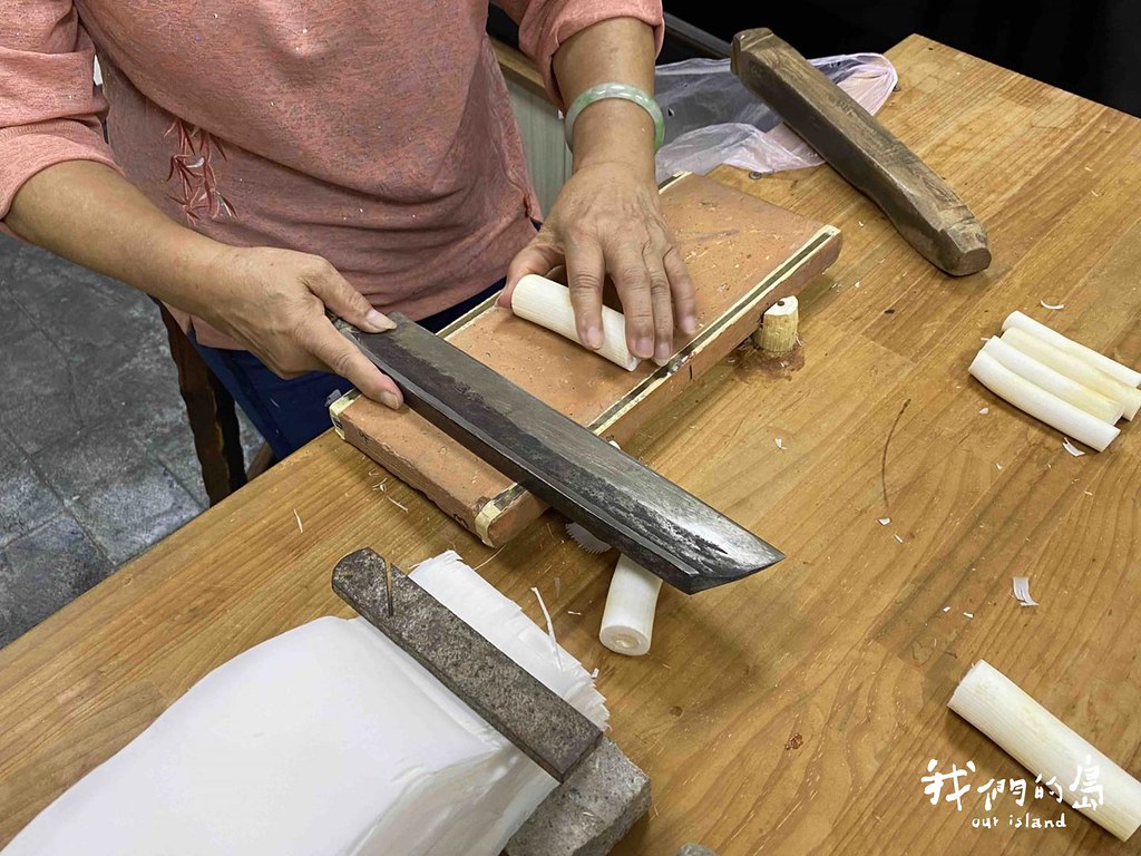 運用耆老傳承的通脫技術，取出濕潤而柔軟的蓪草髓心，風乾可以做為天然的製紙原料。
