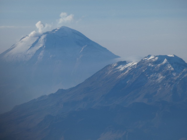 Vistas de los volcanes Popocatépetl e Iztaccíhuatl desde la ventanilla del avión entre Ciudad de México y Tuxtla Gutiérrez (Chiapas)