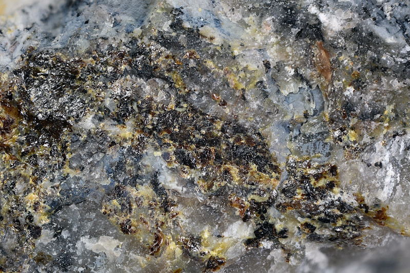 水酸灰マイクロ石 / Hydroxycalciomicrolite