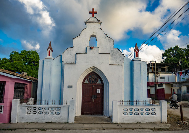 Small but old and quaint church in Escambray neighborhood | Iglesia San Miguel Arcángel, esquina de las calles Ceiba y Bella Vista, en el Reparto Escambray. Santa Clara, Cuba 2021