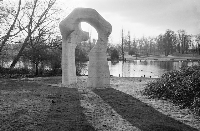 Henry Moore, The Arch 1979-80, sculpture, Serpentine, Hyde Park, Westminster, 1992, 92-12s-26
