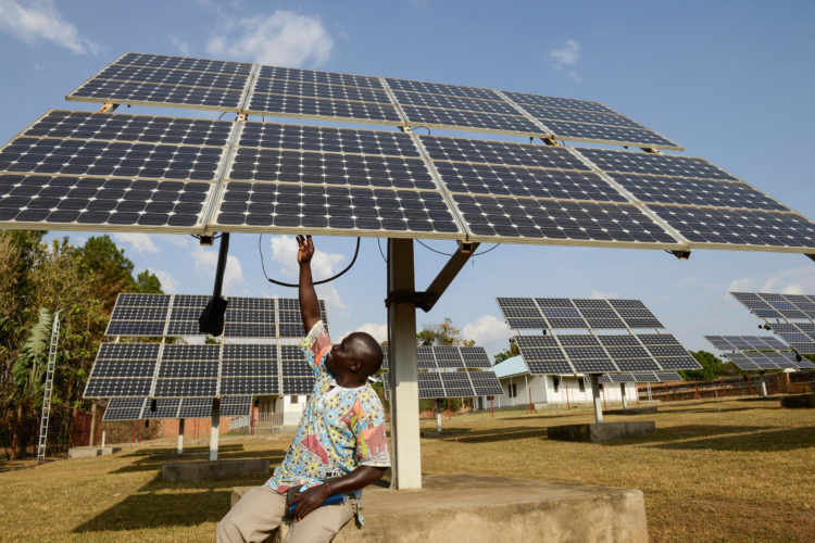 烏干達阿魯阿市的一個太陽能發電站。熊貓債有望為非洲的再生能源發展提供資金。圖片來源: Joerg Boethling／Alamy