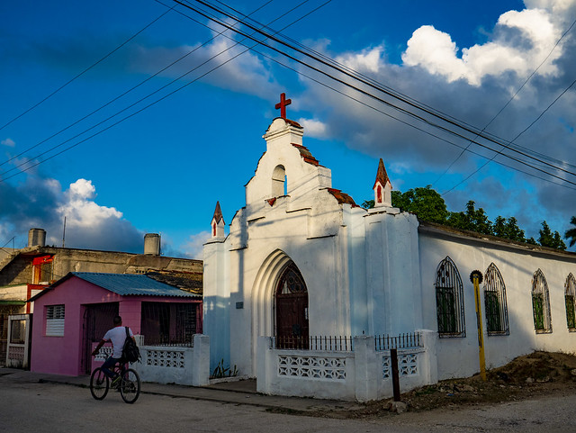 Small but old and quaint church in Escambray neighborhood | Iglesia San Miguel Arcángel, esquina de las calles Ceiba y Bella Vista, en el Reparto Escambray. Santa Clara, Cuba 2021