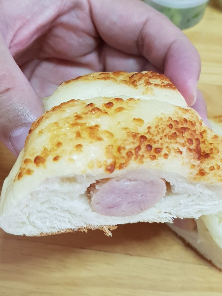 帕爾瑪奶酪香腸麵包 Parmesan Sauseji Bun rm$4.30 @ こむぎ Komugi USJ10