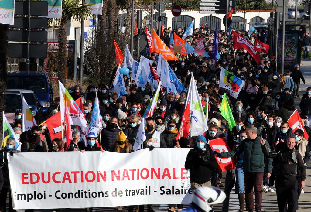 法國各地上萬名教師罷工，抗議政府在無法保護學生與教職員健康安全的情況下，堅持開學。（圖片來源：Euronews）