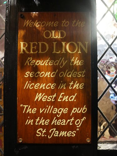 Red Lion, Crown Passage