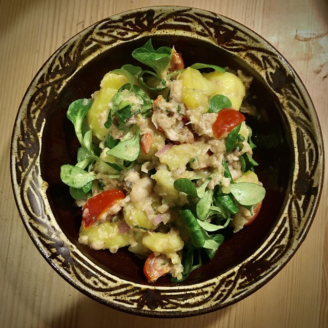 Kartoffelsalat niçoise mit Bohnen, Tomaten, Sardellen, Thunfisch und Feldsalat