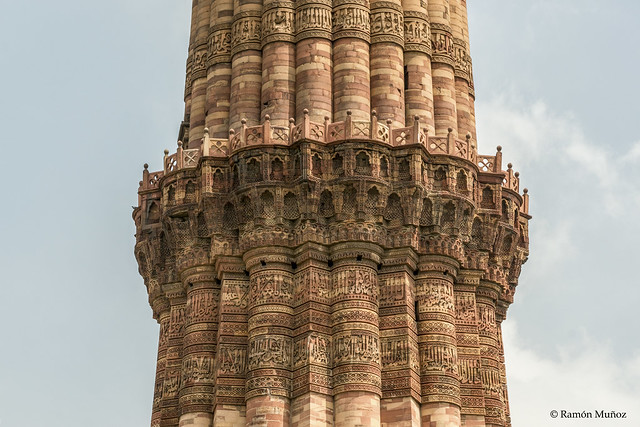 DSC5605_2 Qutub Minar, 1199 (detalle de un balcón y decoración del minarete), Delhi