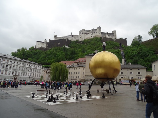 esfera de oro Goldene Kugel y Ajedrez Plaza Kapitelplatz Castillo Hohensalzburg Festung Salzburgo Austria