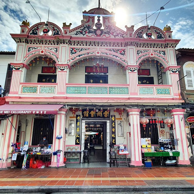 The beauty of Melaka is seen through the centuries old architecture that many overlook. Melaka is not about food as most would think, but the birthplace of a unique mixed culture society that made Malaysia what it is today. However, Peranakan or Nyonya fo