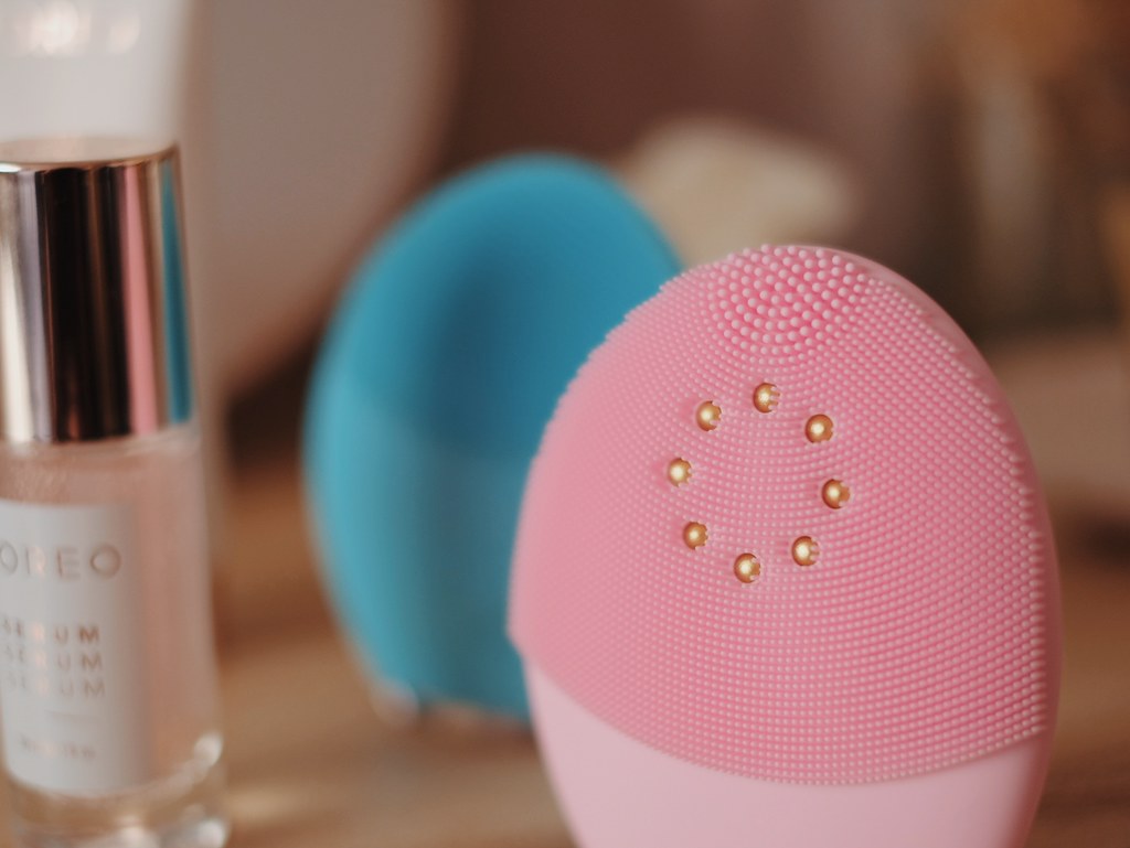 Close-up photo of two pins of Foreo Luna 3 Plus Pink