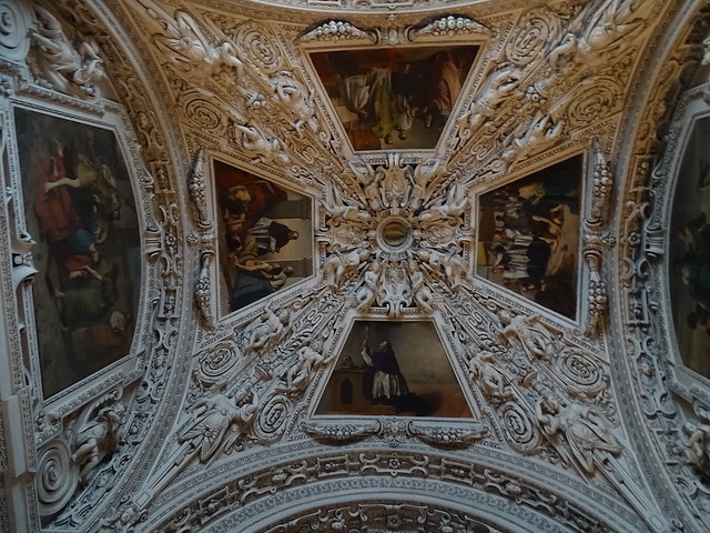 capilla lateral pintura y estuco de techo boveda interior Catedral de Salzburgo Austria 02