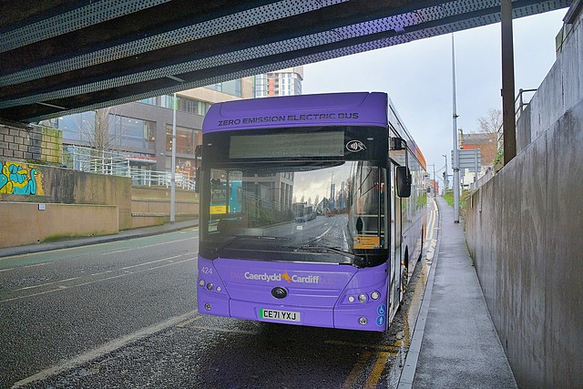 Cardiff Bus CE71YXJ 424