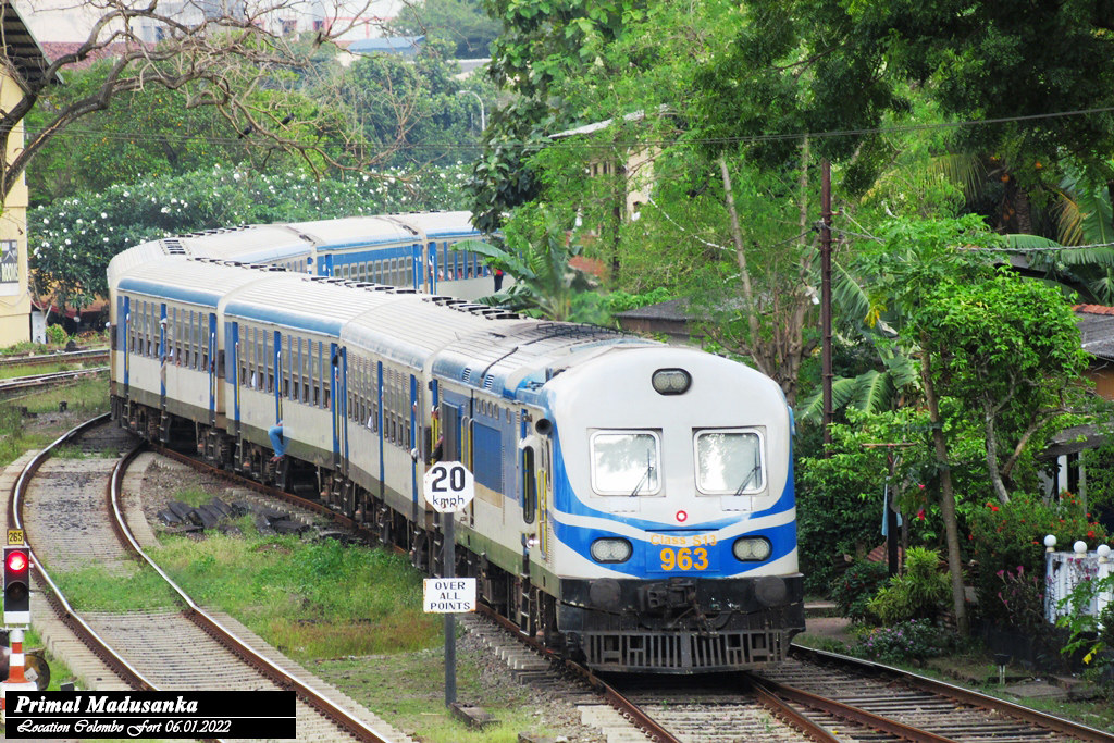 S13 963 Depaturing from Colombo Fort (No 4468 Colombo Fort-Kurunegala) in 06.01.2022