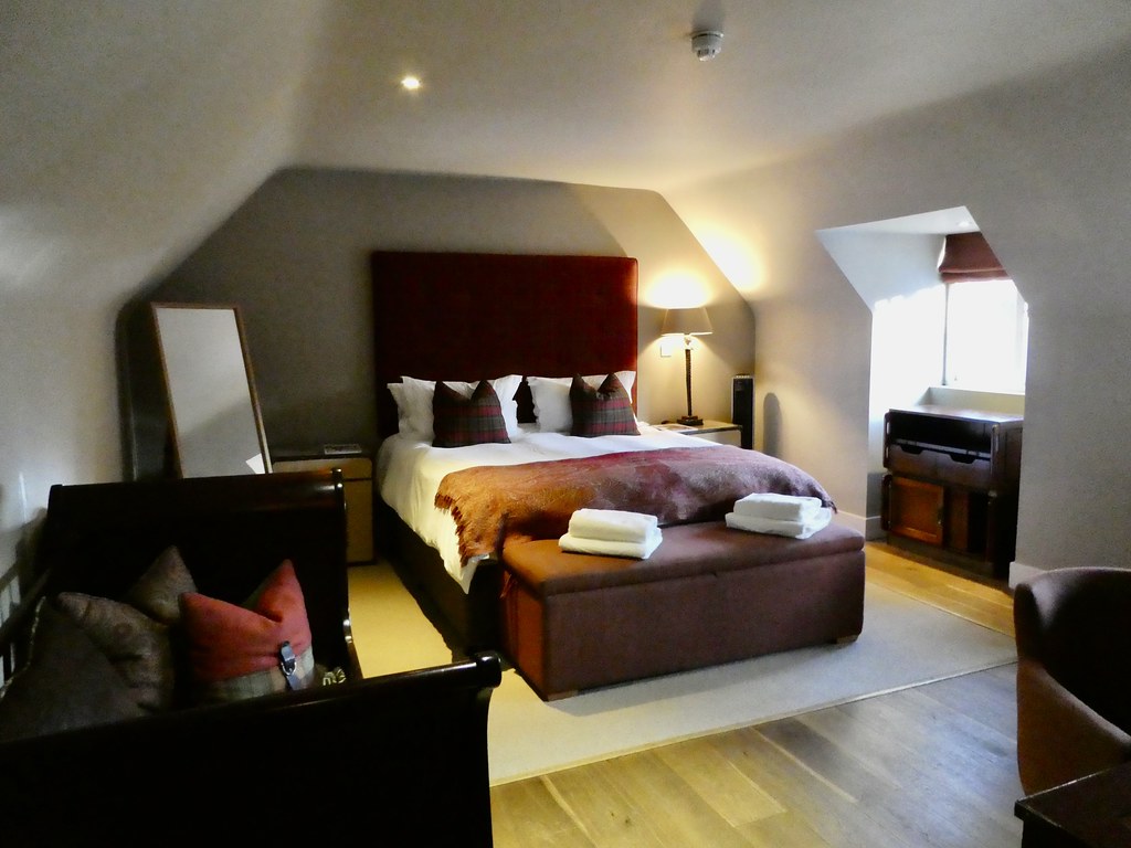 Room Four, Ndlov, The Percy Arms, Chilworth