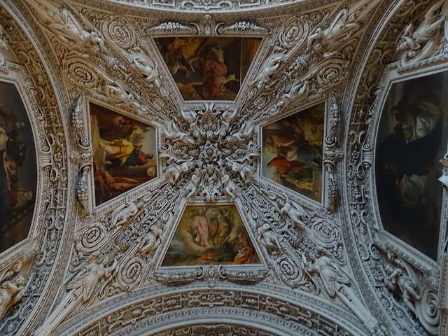 capilla lateral pintura y estuco de techo boveda interior Catedral de Salzburgo Austria 04