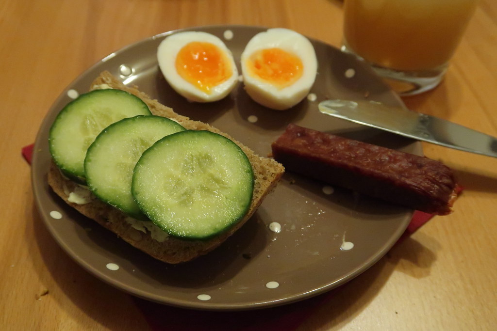 Mit Gurken belegtes Brötchen zu wachsweich gekochtem Ei un… | Flickr