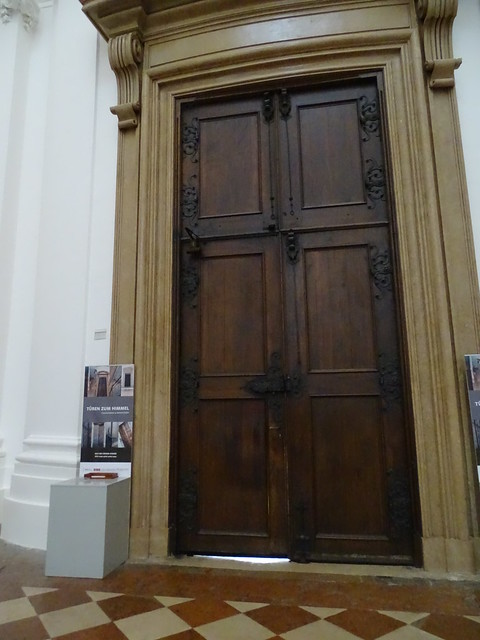 puerta interior Kollegienkirche Iglesia de la Universidad de Salzburgo Austria