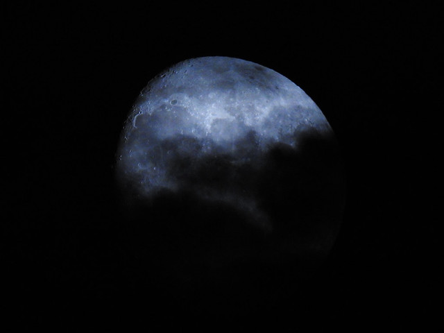 La luna tra le nuvole nere