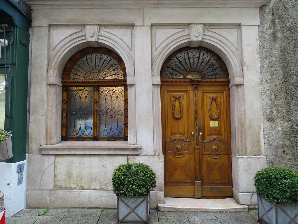 puerta antigua de edificio Salzburgo Austria 06