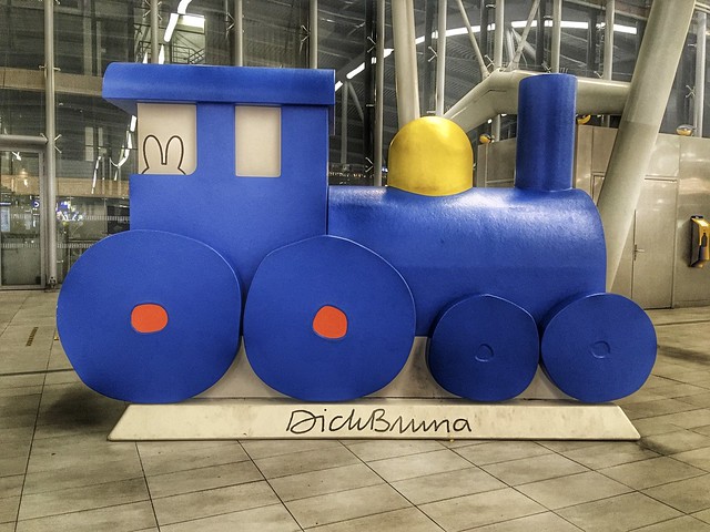 Blue wooden Miffy locomotive in Utrecht / blauwe Nijntje locomotief in Utrecht