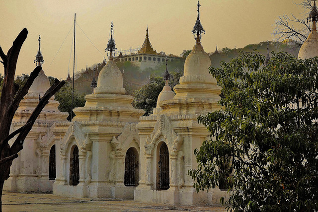 MYANMAR, Burma -  Mandalay , rund um die Kuthodaw-Pagode, einige der 729 Stupas , 78642/20382