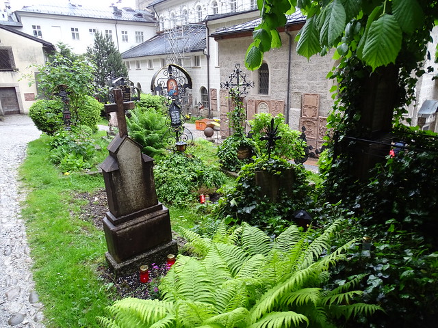 lapidas de tumbas y Capilla MariazellerKapelle en cementerio San Pedro Petersfriedhof Salzburgo Austria 05