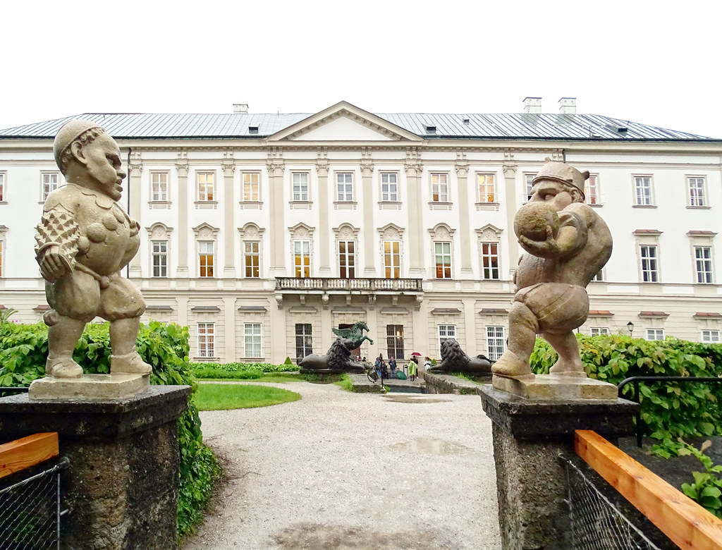 estatuas enanos Fuente y jardin de Pegaso edificio Palacio Mirabell Salzburgo Austria