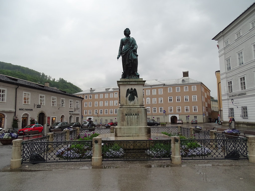 monumento estatua y Plaza de Mozart Salzburgo Austria 02