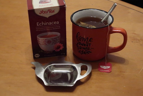 Yogi Tea Echinacea (= ayurvedische Kräuterteemischung mit Echinacea, Ingwer, geröstete Zichorienwurzel, Kardamom uvm.) in "Home Sweet Home"-Tasse