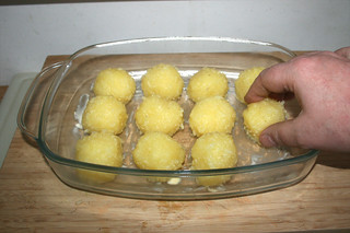 24 - Put dumplings in casserole / Klöße in Auflaufform legen