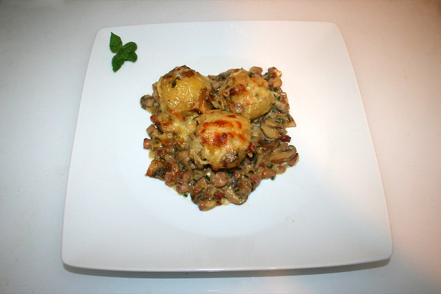 34 - Dumpling casserole with bacon & mushrooms - Served / Knödelauflauf mit Speck & Pilzen - Serviert