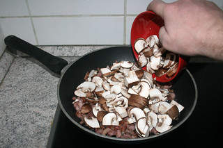 12 - Put mushrooms in pan / Pilze in Pfanne geben