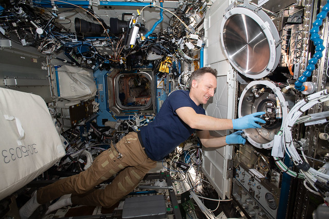 ESA astronaut Matthias Maurer swaps materials research samples