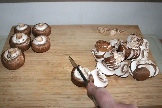 06 - Cut mushrooms in slices / Champignons in Scheiben schneiden