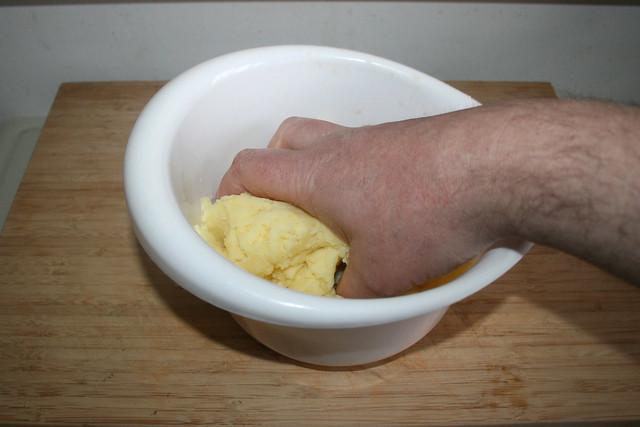 02 - Kneat dumpling dough / Kloßteig durchkneten