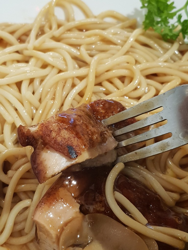 蘑菇醬煎雞扒義大利麵 Mushroom Grill Chicken Chop Pasta rm$16.90 @ 樂在 Let's Joy USJ10
