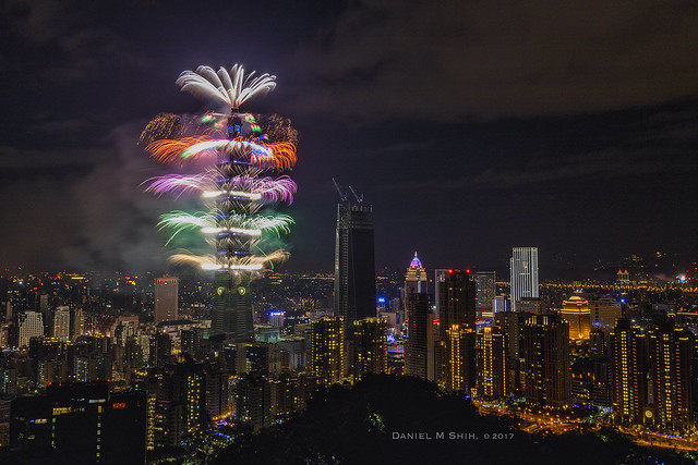 Taipei 101 fireworks greet New Year 2017 台北101慶祝民國106年跨年焰火