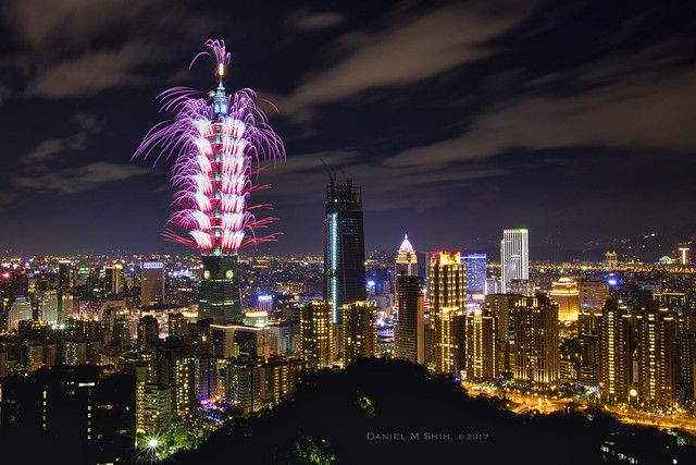 Taipei 101 fireworks greet New Year 2017 台北101慶祝民國106年跨年焰火