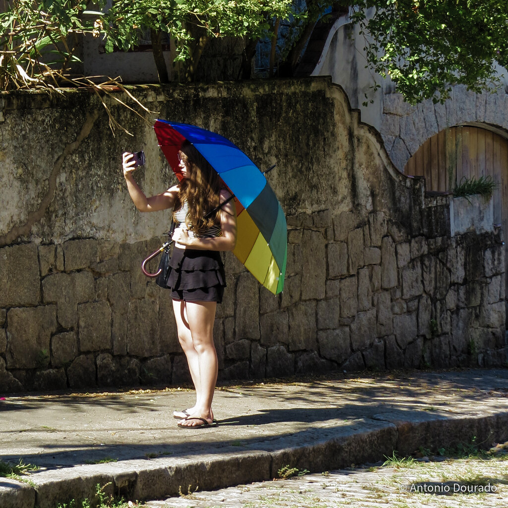 "Self arco-íris" da série Caminhos. Santa Teresa, Rio de Janeiro, Brasil.