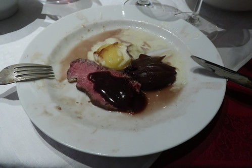 Roastbeef mit Rotweinsoße, Rotweinschalotten und Kartoffelgratin (mein dritter Teller)