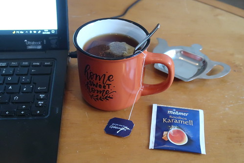 Rooibos Karamell Tee zum Schreiben von Mails
